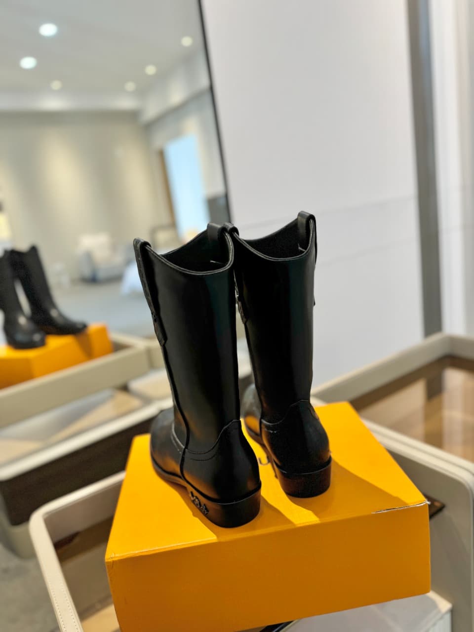 D8990 2026 – Latest collection/series. The latest autumn/winter online store collection features runway-style boots. Updates are synchronized, with perfect fit. LV-inspired straps and edged details; intricate craftsmanship, elegant design. Original mold-b — image 7