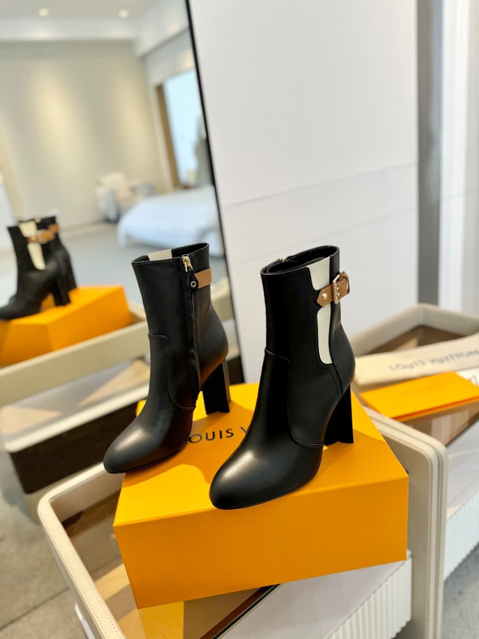 D8989 2026 – Latest collection/series. The latest autumn/winter online store collection features short boots with 6 size. All items are updated in real time; perfect foot shape, LV-style belt buckles with oiled edges, intricate craftsmanship, plum blossom — image 3