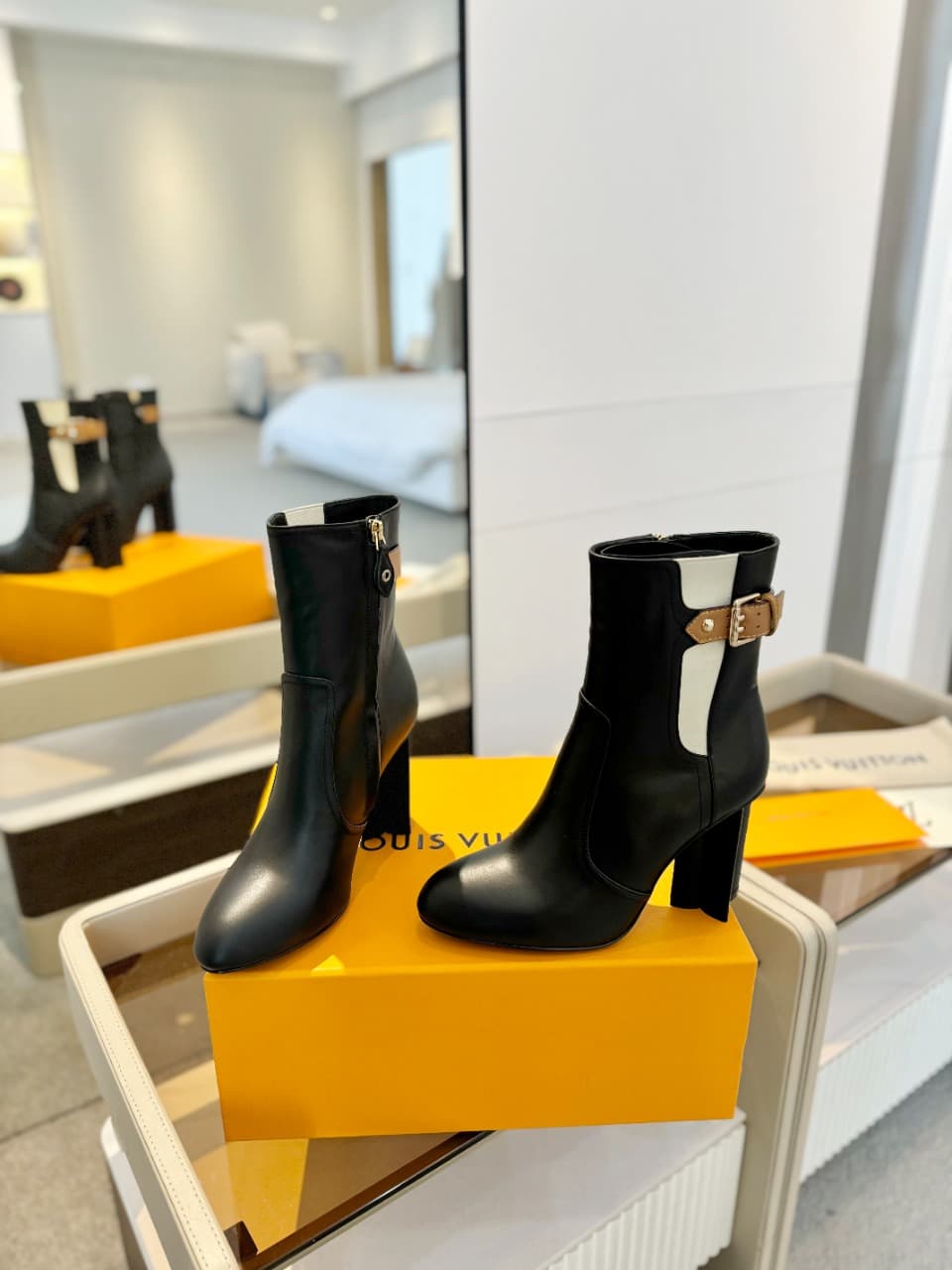 D8989 2026 – Latest collection/series. The latest autumn/winter online store collection features short boots with 6 size. All items are updated in real time; perfect foot shape, LV-style belt buckles with oiled edges, intricate craftsmanship, plum blossom — image 5