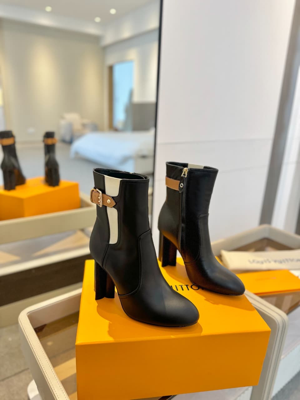D8989 2026 – Latest collection/series. The latest autumn/winter online store collection features short boots with 6 size. All items are updated in real time; perfect foot shape, LV-style belt buckles with oiled edges, intricate craftsmanship, plum blossom — image 2