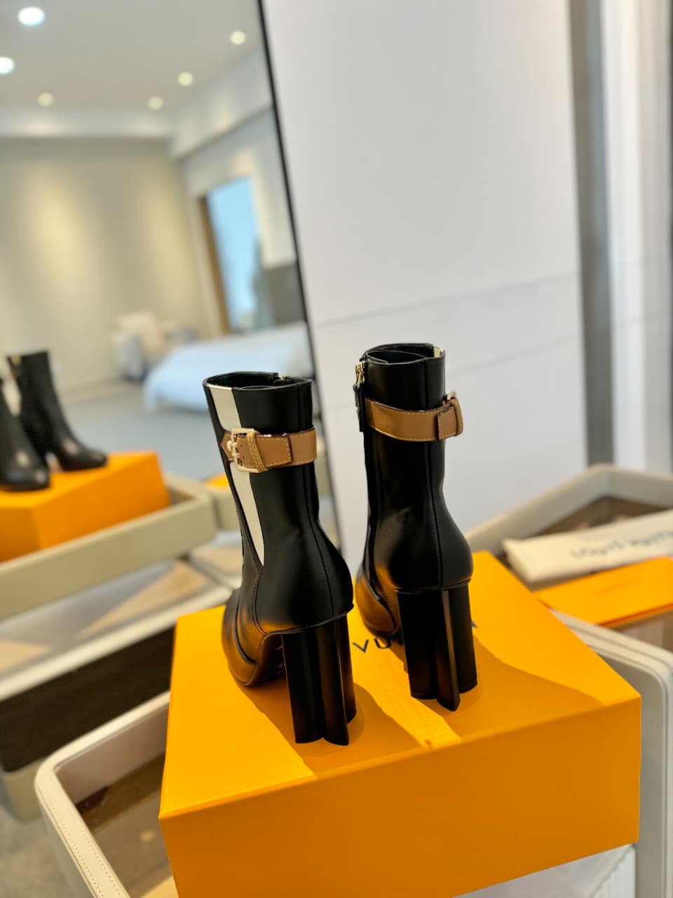 D8989 2026 – Latest collection/series. The latest autumn/winter online store collection features short boots with 6 size. All items are updated in real time; perfect foot shape, LV-style belt buckles with oiled edges, intricate craftsmanship, plum blossom — image 7