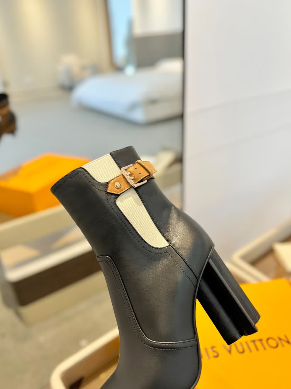 D8989 2026 – Latest collection/series. The latest autumn/winter online store collection features short boots with 6 size. All items are updated in real time; perfect foot shape, LV-style belt buckles with oiled edges, intricate craftsmanship, plum blossom — image 8