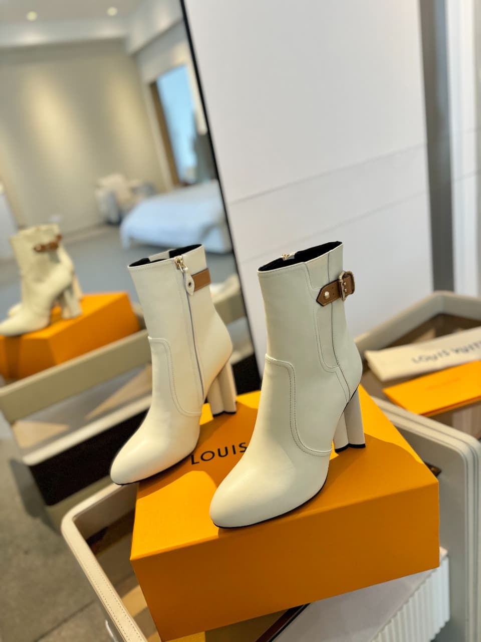 D8988 2026 – Latest collection/series. L✔️ The latest autumn/winter online store collection features short boots of 6 size. These boots are updated in real time, have a perfect fit, include LV-style buttons and edging, feature intricate craftsmanship, a p — image 3