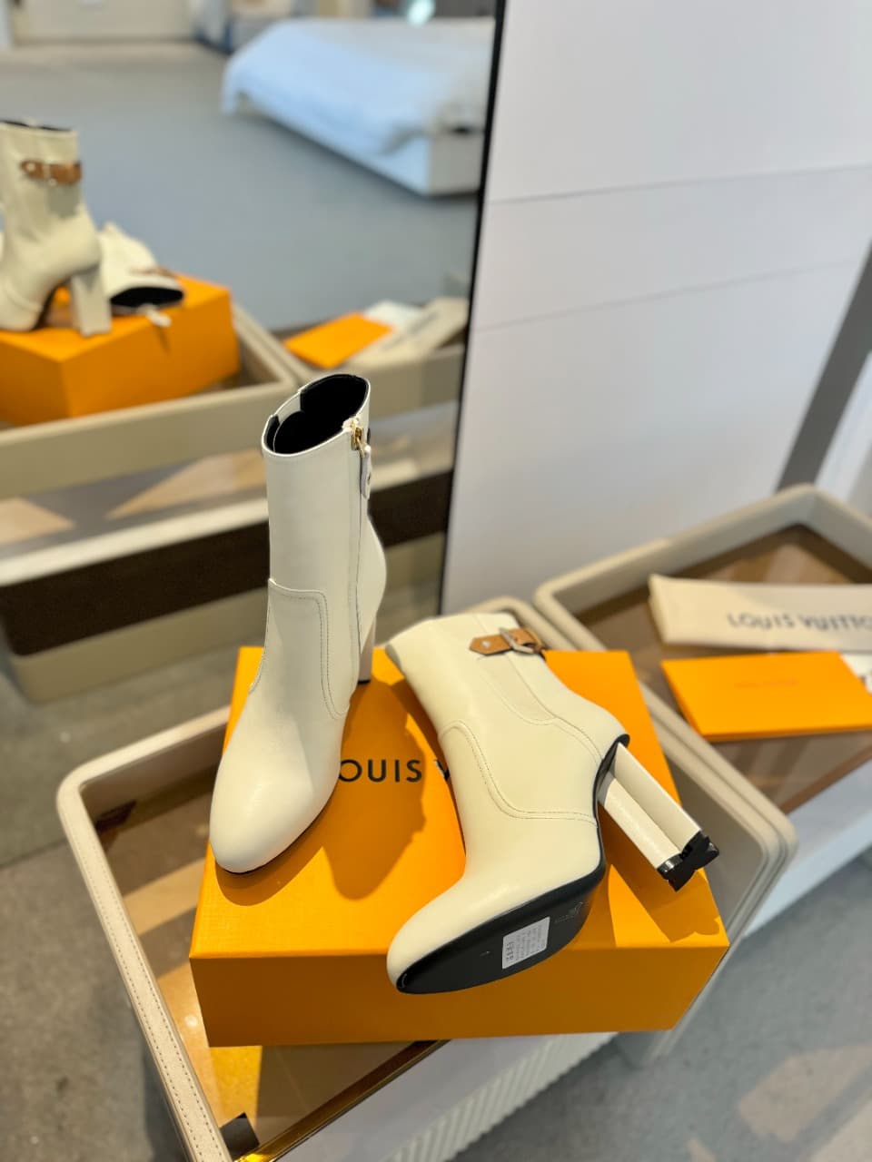 D8988 2026 – Latest collection/series. L✔️ The latest autumn/winter online store collection features short boots of 6 size. These boots are updated in real time, have a perfect fit, include LV-style buttons and edging, feature intricate craftsmanship, a p — image 6