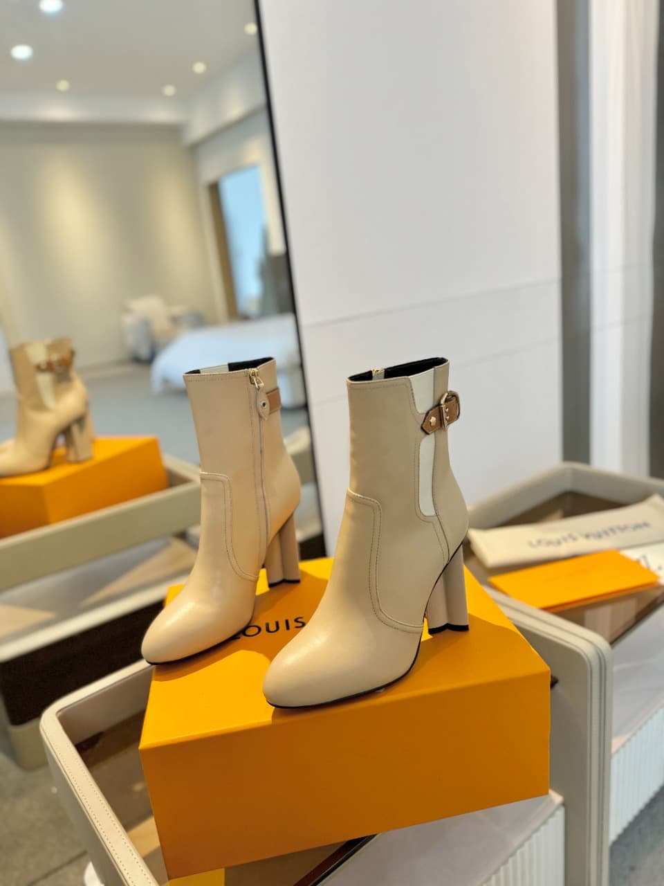 D8987 2026 – Latest collection/series. The latest autumn/winter official website collection features short boots of 6 size. All items are updated in real time, with perfect fit; equipped with LV-style button closures and intricate craftsmanship. The plum  — image 3