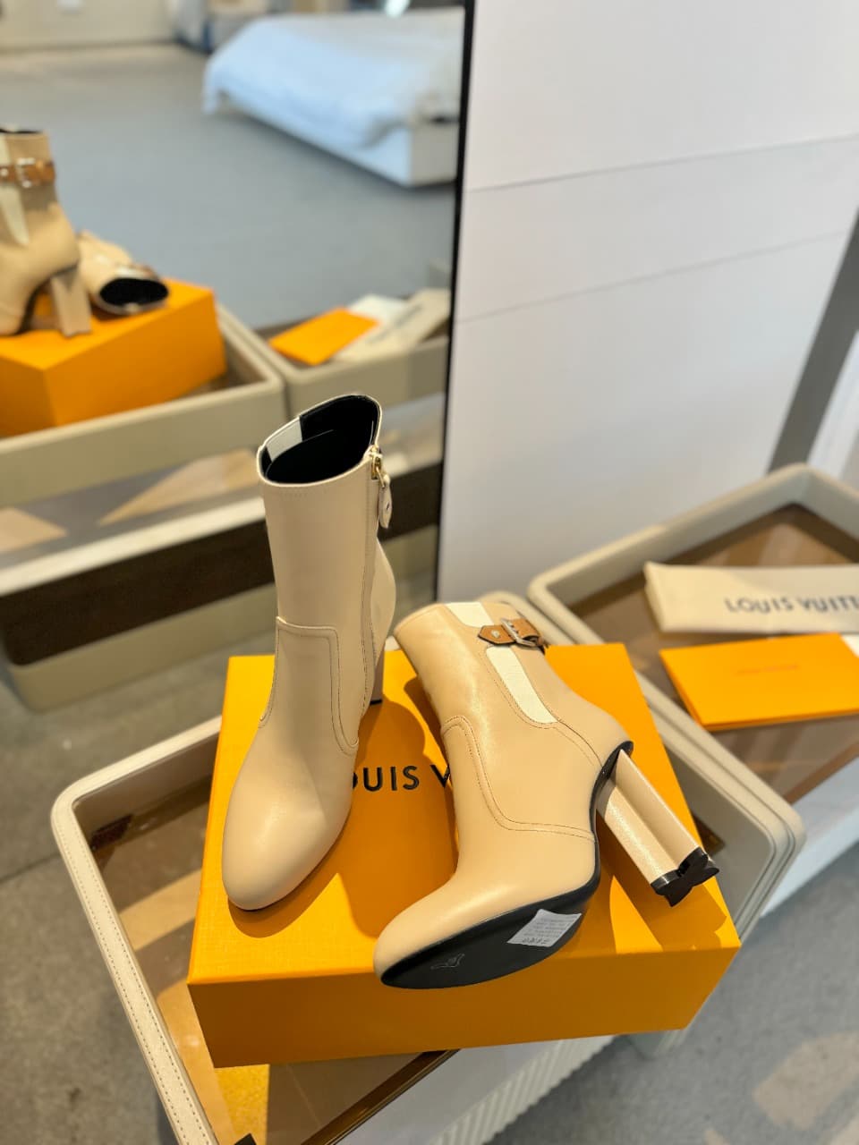 D8987 2026 – Latest collection/series. The latest autumn/winter official website collection features short boots of 6 size. All items are updated in real time, with perfect fit; equipped with LV-style button closures and intricate craftsmanship. The plum  — image 6