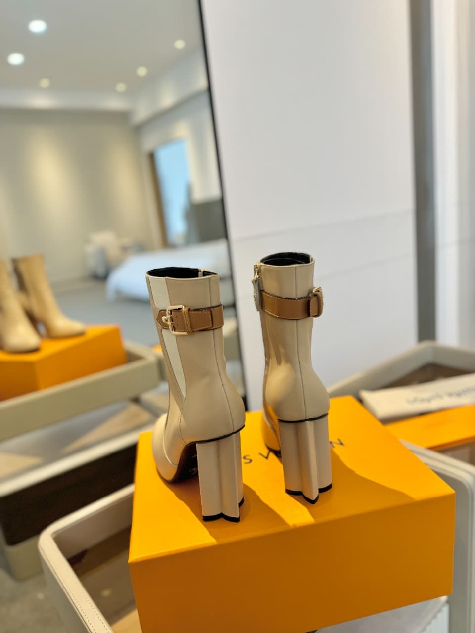 D8987 2026 – Latest collection/series. The latest autumn/winter official website collection features short boots of 6 size. All items are updated in real time, with perfect fit; equipped with LV-style button closures and intricate craftsmanship. The plum  — image 7