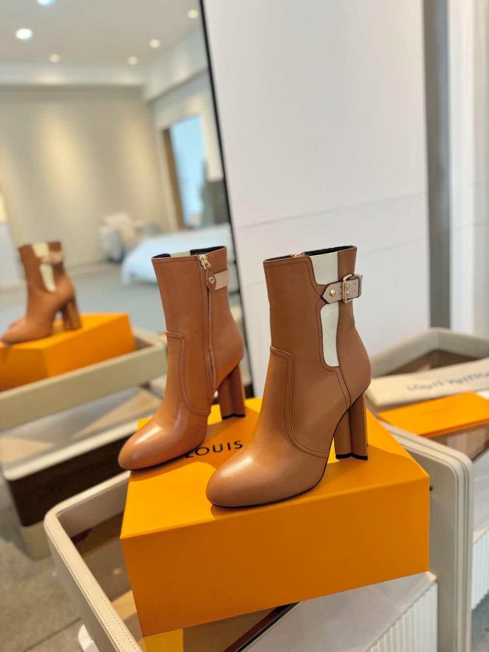 D8986 2026 – Latest collection/series. The latest autumn/winter official website collection features short boots of size 6. These boots are updated in real time, have a perfect fit, feature LV-style buckles with oiled edges, intricate craftsmanship, a plu — image 3