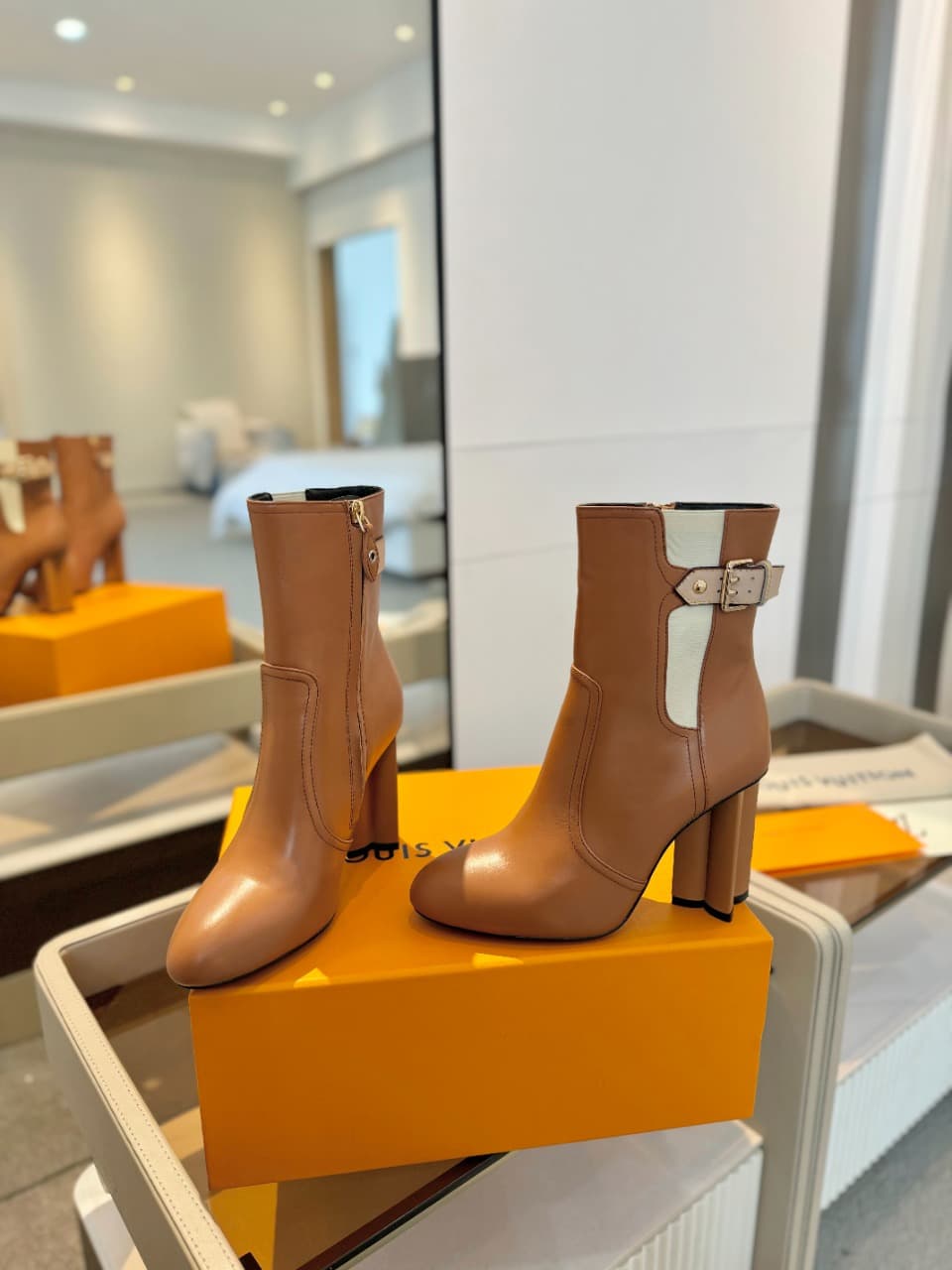 D8986 2026 – Latest collection/series. The latest autumn/winter official website collection features short boots of size 6. These boots are updated in real time, have a perfect fit, feature LV-style buckles with oiled edges, intricate craftsmanship, a plu — image 5