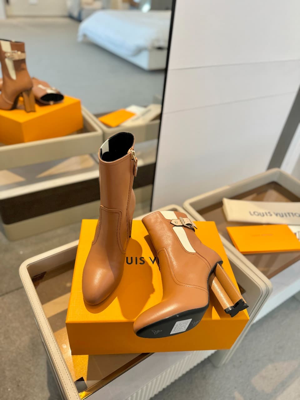 D8986 2026 – Latest collection/series. The latest autumn/winter official website collection features short boots of size 6. These boots are updated in real time, have a perfect fit, feature LV-style buckles with oiled edges, intricate craftsmanship, a plu — image 6