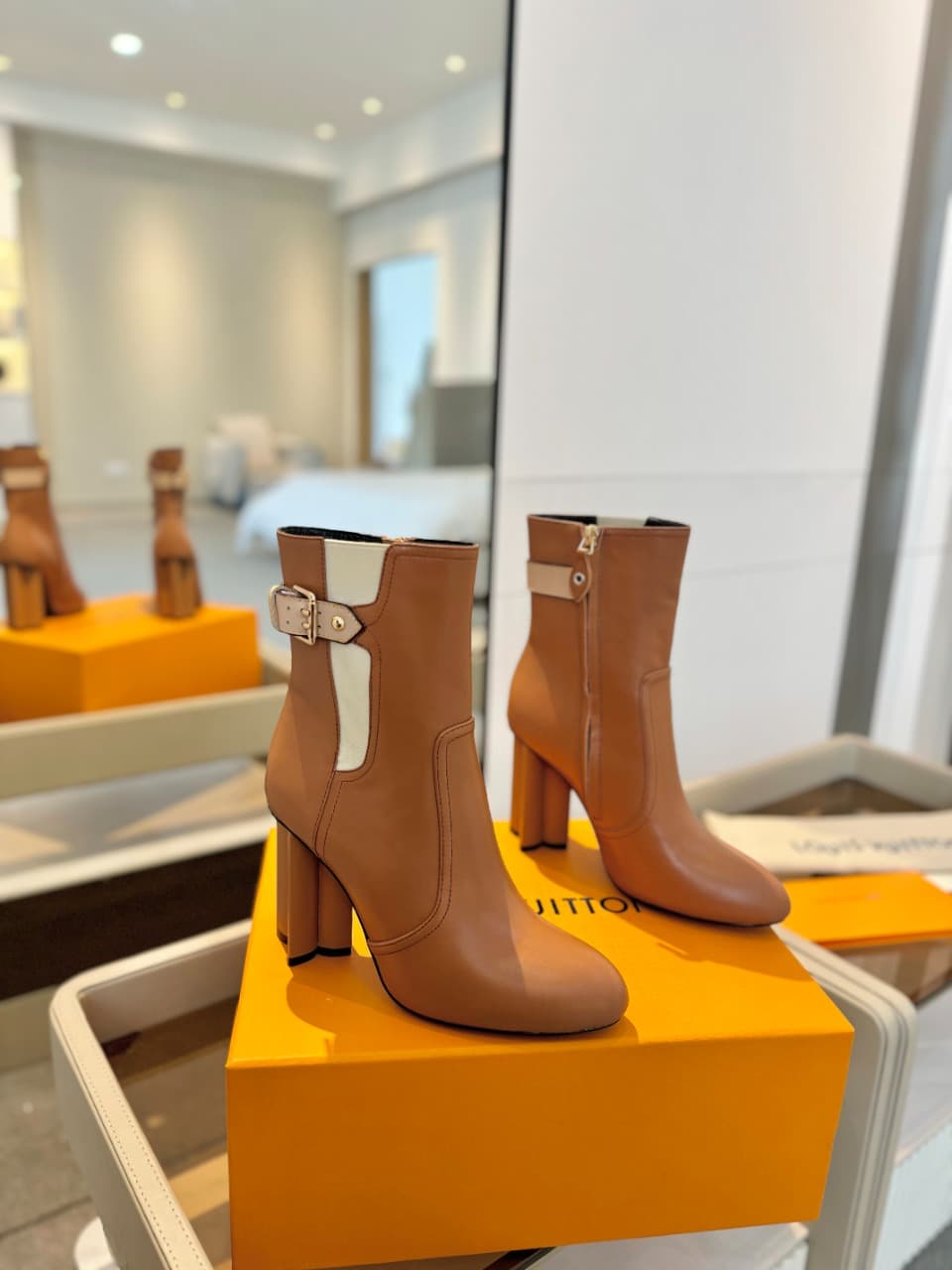 D8986 2026 – Latest collection/series. The latest autumn/winter official website collection features short boots of size 6. These boots are updated in real time, have a perfect fit, feature LV-style buckles with oiled edges, intricate craftsmanship, a plu — image 2