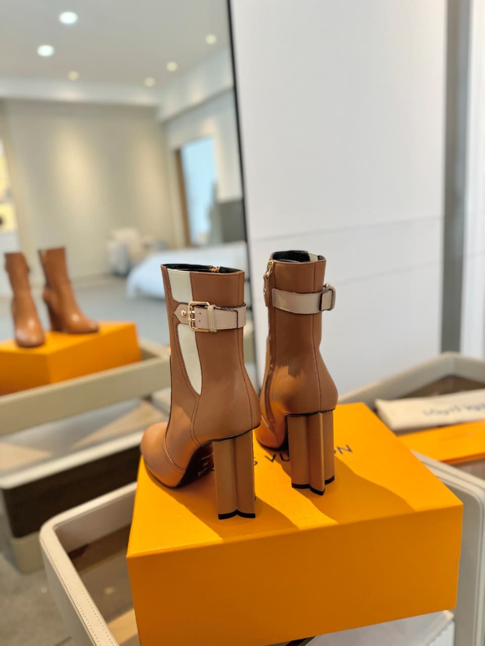 D8986 2026 – Latest collection/series. The latest autumn/winter official website collection features short boots of size 6. These boots are updated in real time, have a perfect fit, feature LV-style buckles with oiled edges, intricate craftsmanship, a plu — image 7
