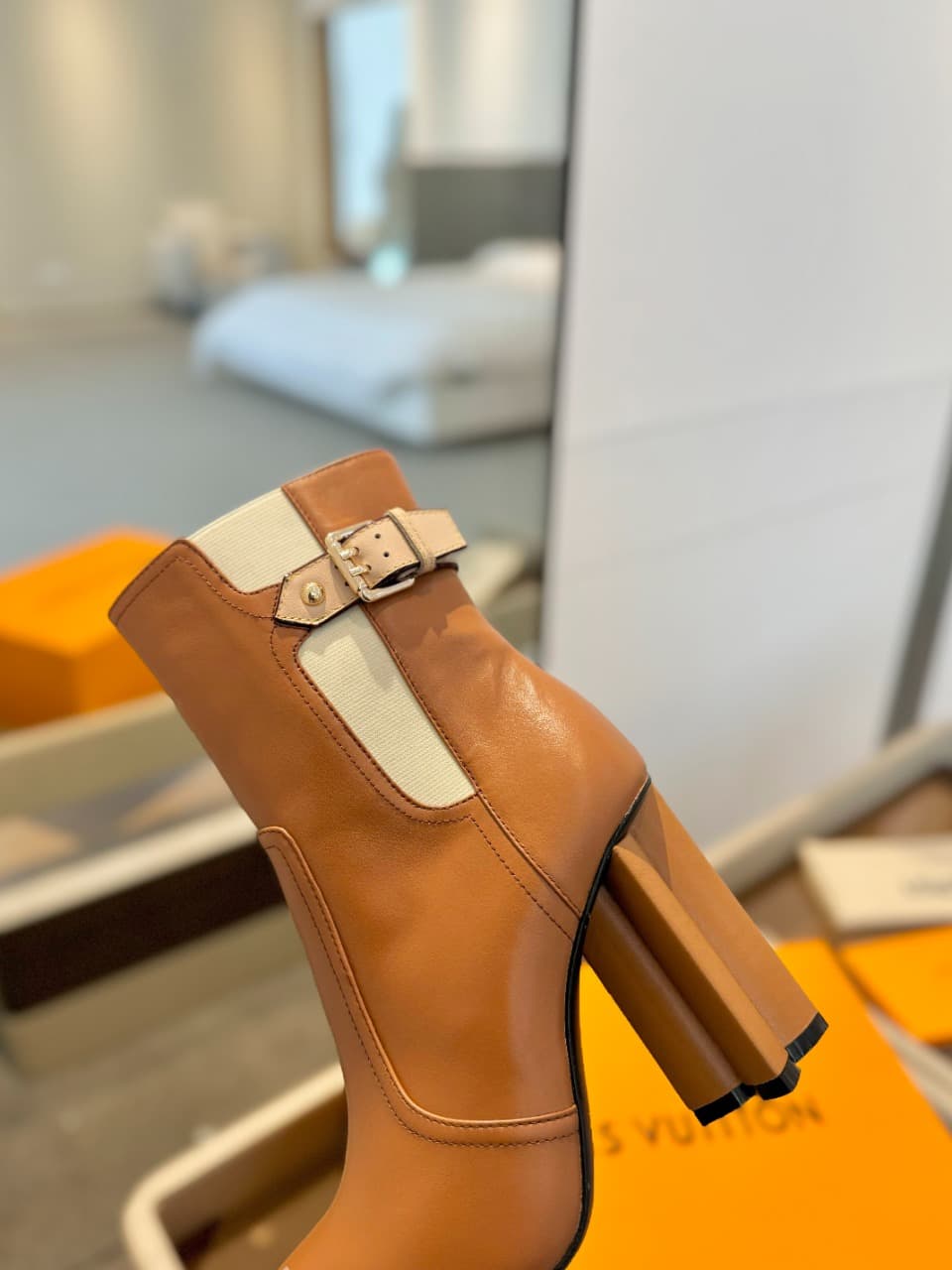 D8986 2026 – Latest collection/series. The latest autumn/winter official website collection features short boots of size 6. These boots are updated in real time, have a perfect fit, feature LV-style buckles with oiled edges, intricate craftsmanship, a plu — image 8