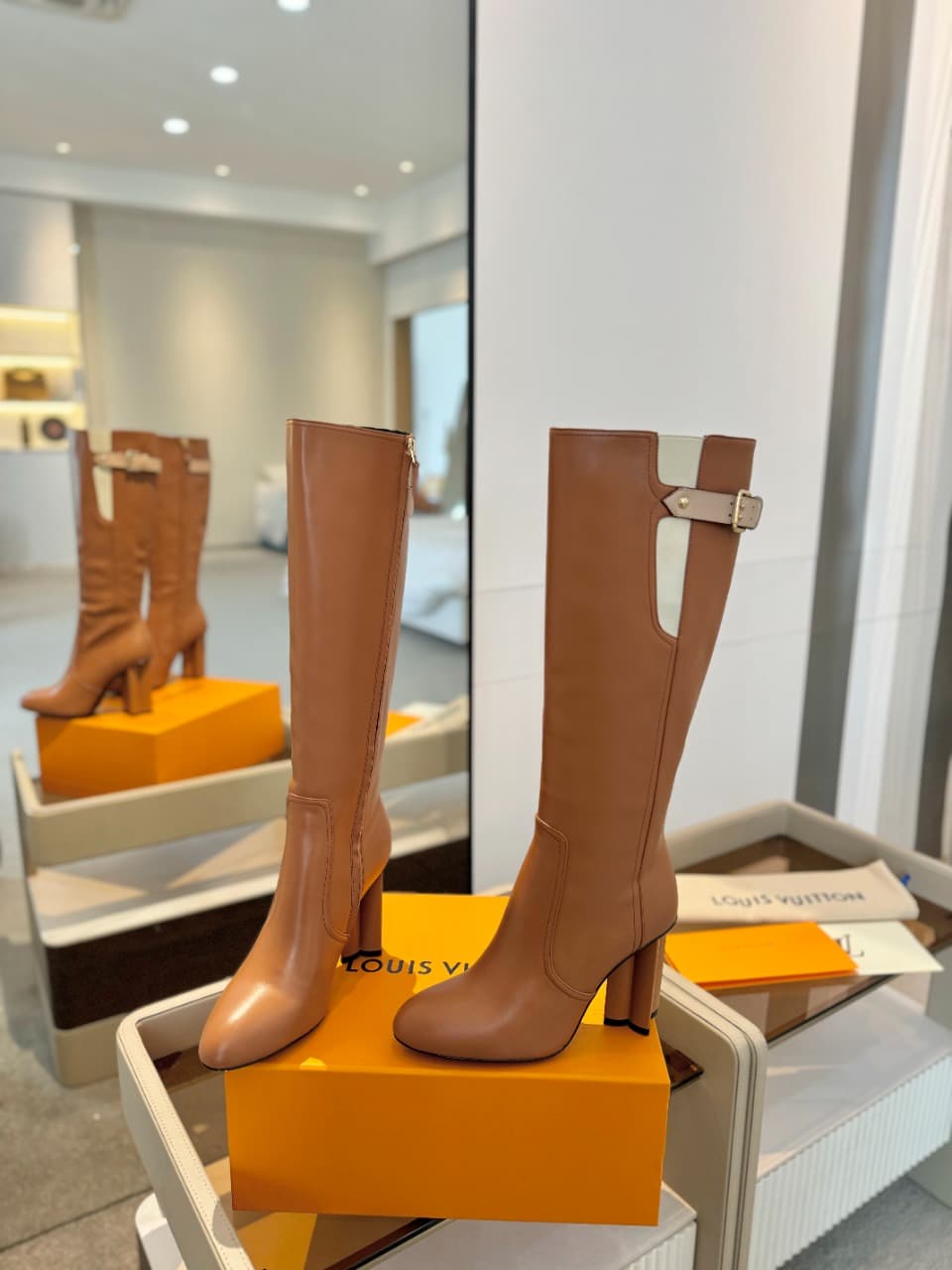 D9057 2026  Latest  L✔️  The latest autumn/winter collection from the brand’s official website features high-end boots. They are updated in real time, have a perfect fit, feature LV-style buckles and edging, and are made with intricate craftsmanship. The  — image 5