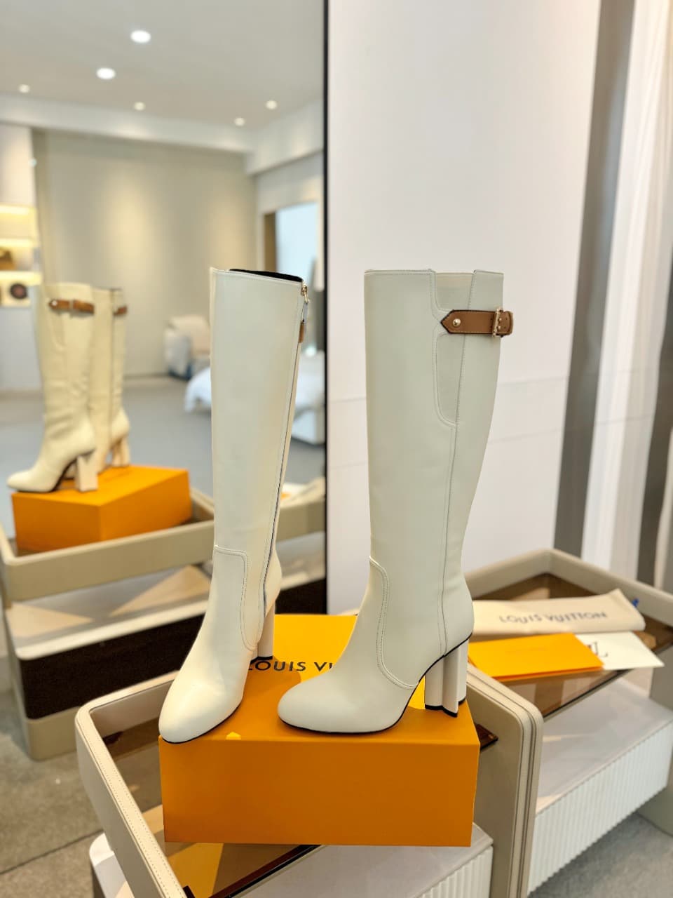 D9058 2026  Latest  L✔️  The latest autumn/winter collection features high-end boots for the show. Updates are synchronized, with a perfect fit. Features LV-style buttons and edging, intricate craftsmanship, plum blossom toe design, exuding elegance. Orig — image 5