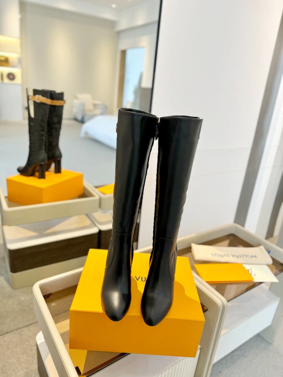D9059 2026  Latest  L✔️  The latest autumn/winter collection from the brand’s official website features runway-style boots. They are updated in real time, have perfect foot shapes, LV-style buckles with edging, intricate craftsmanship, a plum blossom toe  — image 4