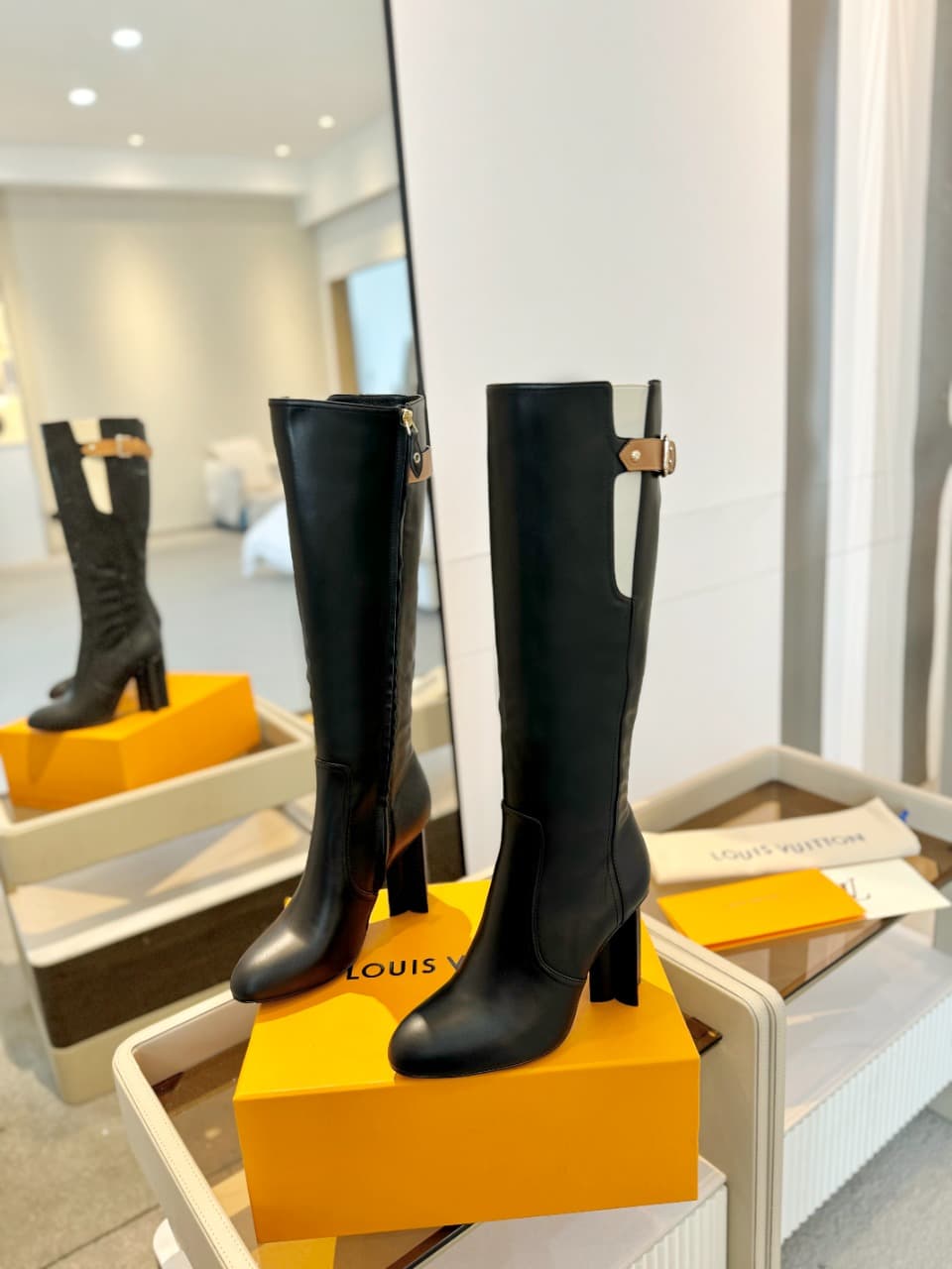 D9059 2026  Latest  L✔️  The latest autumn/winter collection from the brand’s official website features runway-style boots. They are updated in real time, have perfect foot shapes, LV-style buckles with edging, intricate craftsmanship, a plum blossom toe  — image 3