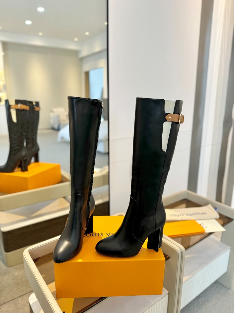 D9059 2026  Latest  L✔️  The latest autumn/winter collection from the brand’s official website features runway-style boots. They are updated in real time, have perfect foot shapes, LV-style buckles with edging, intricate craftsmanship, a plum blossom toe  — image 5
