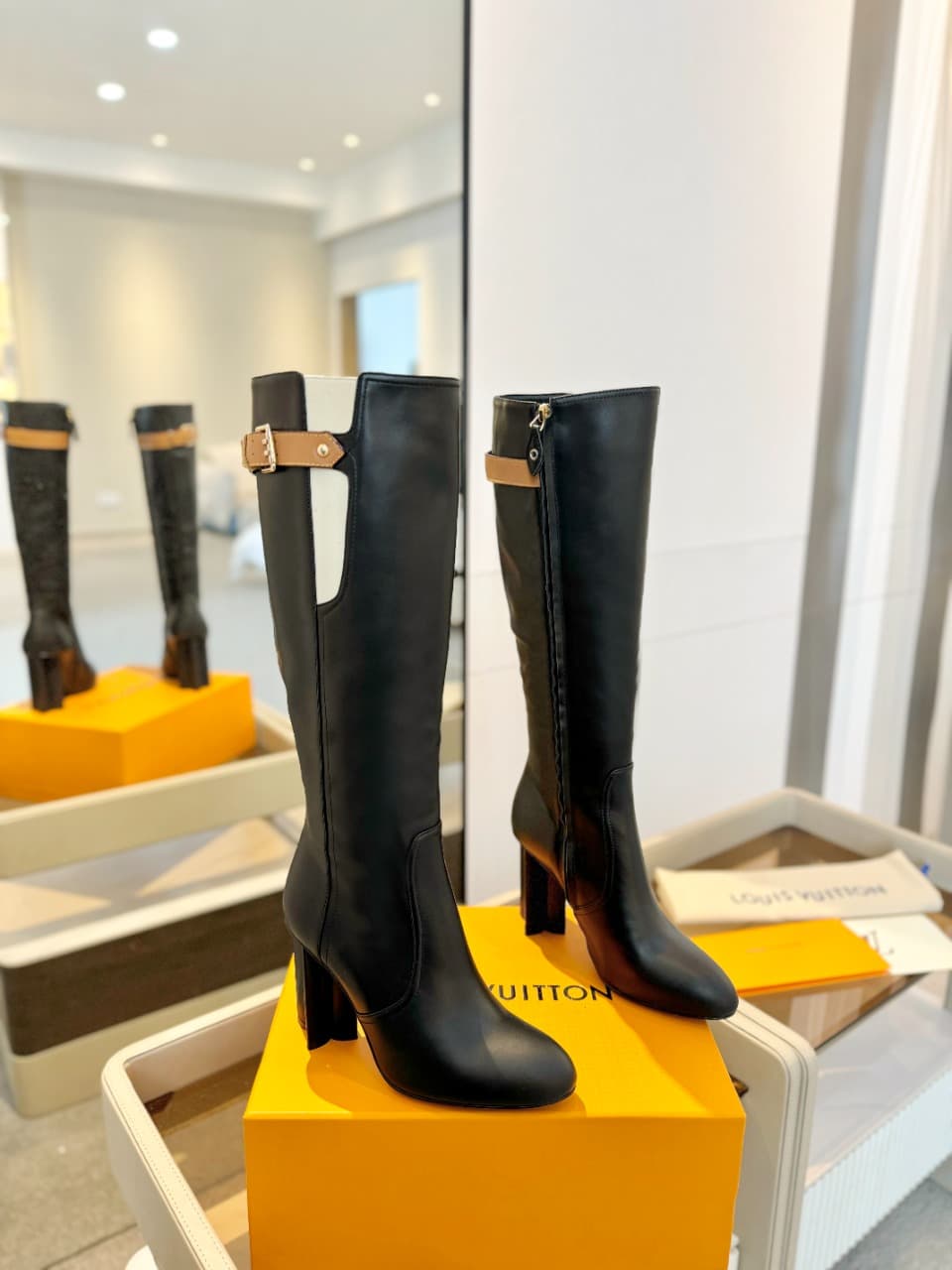 D9059 2026  Latest  L✔️  The latest autumn/winter collection from the brand’s official website features runway-style boots. They are updated in real time, have perfect foot shapes, LV-style buckles with edging, intricate craftsmanship, a plum blossom toe  — image 2