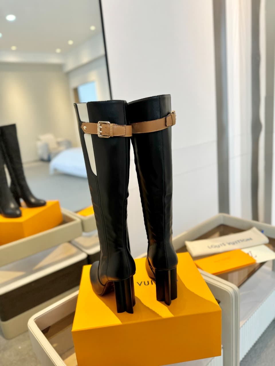 D9059 2026  Latest  L✔️  The latest autumn/winter collection from the brand’s official website features runway-style boots. They are updated in real time, have perfect foot shapes, LV-style buckles with edging, intricate craftsmanship, a plum blossom toe  — image 6
