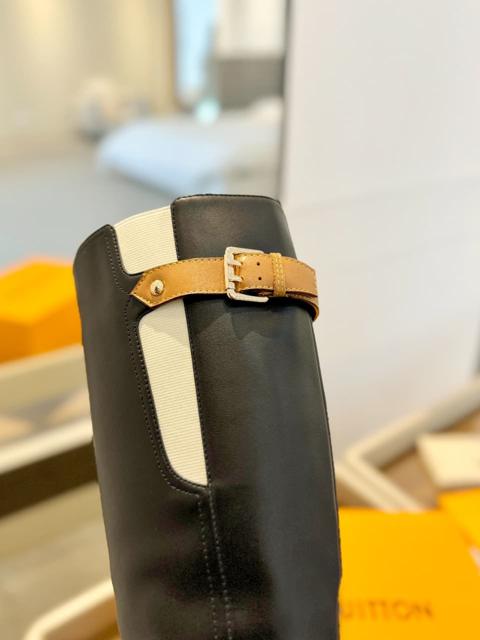 D9059 2026  Latest  L✔️  The latest autumn/winter collection from the brand’s official website features runway-style boots. They are updated in real time, have perfect foot shapes, LV-style buckles with edging, intricate craftsmanship, a plum blossom toe  — image 7