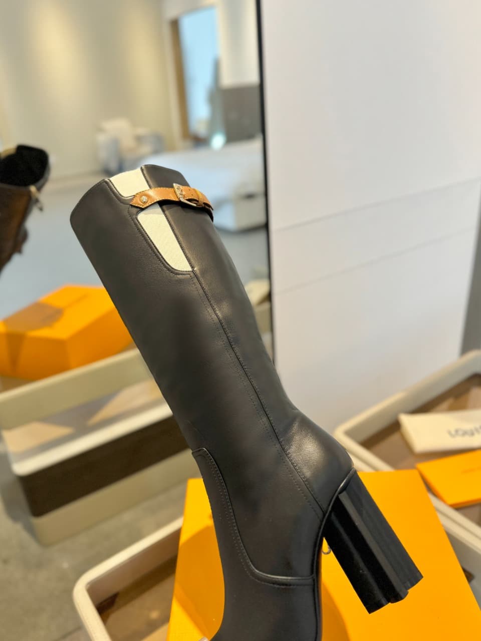 D9059 2026  Latest  L✔️  The latest autumn/winter collection from the brand’s official website features runway-style boots. They are updated in real time, have perfect foot shapes, LV-style buckles with edging, intricate craftsmanship, a plum blossom toe  — image 8