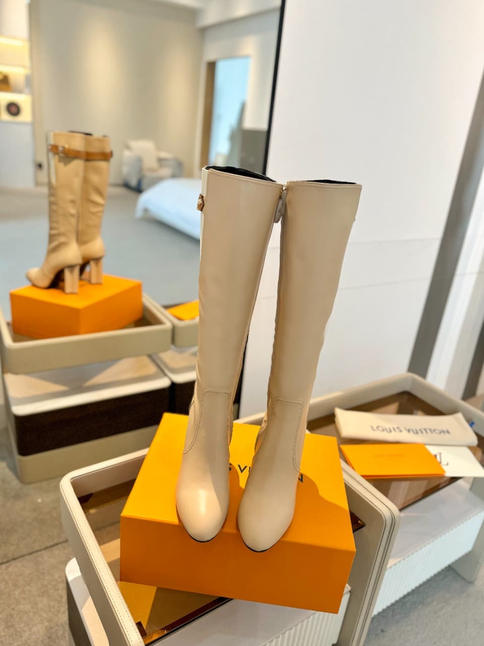 D9056 2026  Latest  L✔️  The latest autumn/winter collection features long boots with a runway-style design. Updates are同步 carried out, with perfect fit. Features LV-inspired button closures and intricate craftsmanship. The plum blossom heel design exudes — image 4