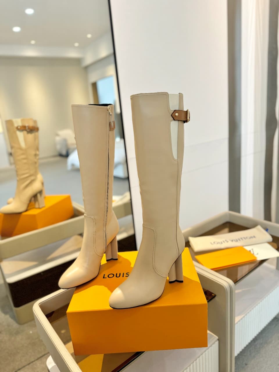 D9056 2026  Latest  L✔️  The latest autumn/winter collection features long boots with a runway-style design. Updates are同步 carried out, with perfect fit. Features LV-inspired button closures and intricate craftsmanship. The plum blossom heel design exudes — image 3