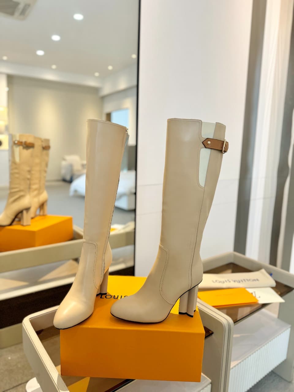D9056 2026  Latest  L✔️  The latest autumn/winter collection features long boots with a runway-style design. Updates are同步 carried out, with perfect fit. Features LV-inspired button closures and intricate craftsmanship. The plum blossom heel design exudes — image 5