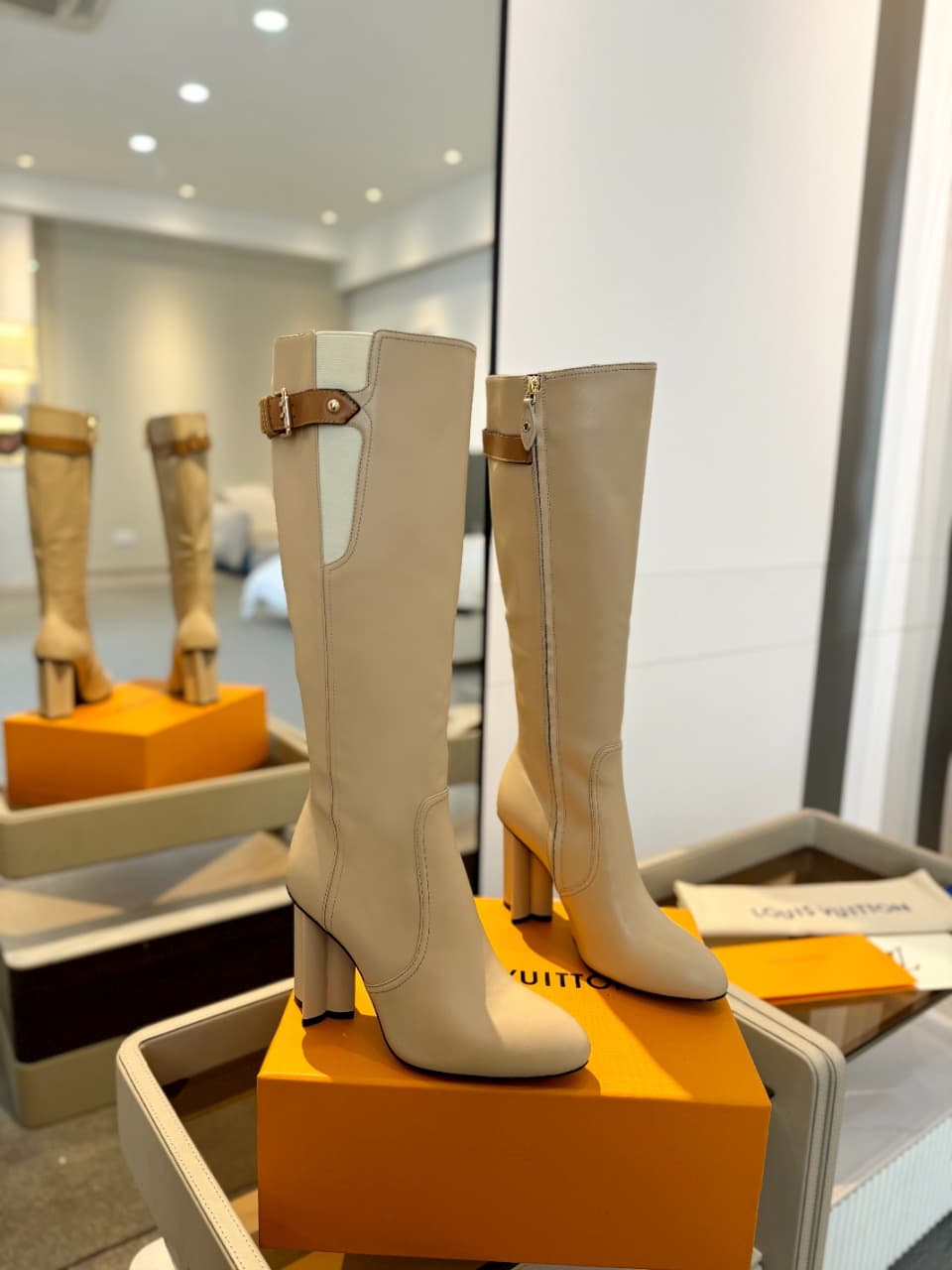D9056 2026  Latest  L✔️  The latest autumn/winter collection features long boots with a runway-style design. Updates are同步 carried out, with perfect fit. Features LV-inspired button closures and intricate craftsmanship. The plum blossom heel design exudes — image 2