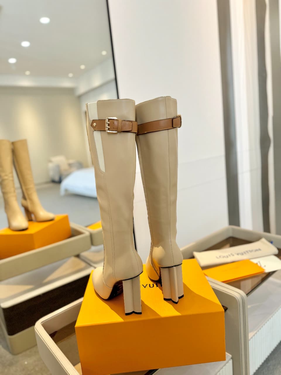 D9056 2026  Latest  L✔️  The latest autumn/winter collection features long boots with a runway-style design. Updates are同步 carried out, with perfect fit. Features LV-inspired button closures and intricate craftsmanship. The plum blossom heel design exudes — image 6