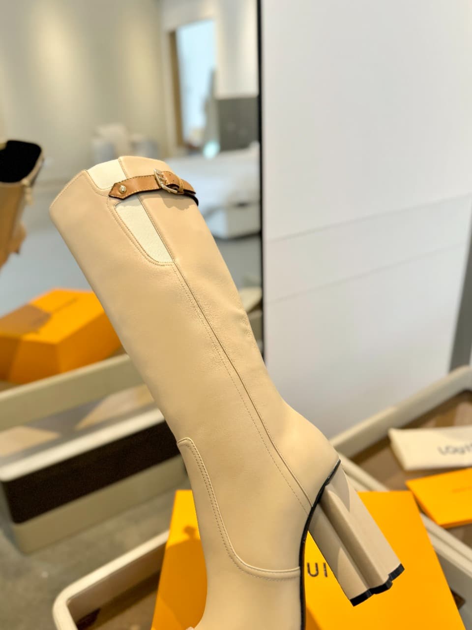 D9056 2026  Latest  L✔️  The latest autumn/winter collection features long boots with a runway-style design. Updates are同步 carried out, with perfect fit. Features LV-inspired button closures and intricate craftsmanship. The plum blossom heel design exudes — image 8