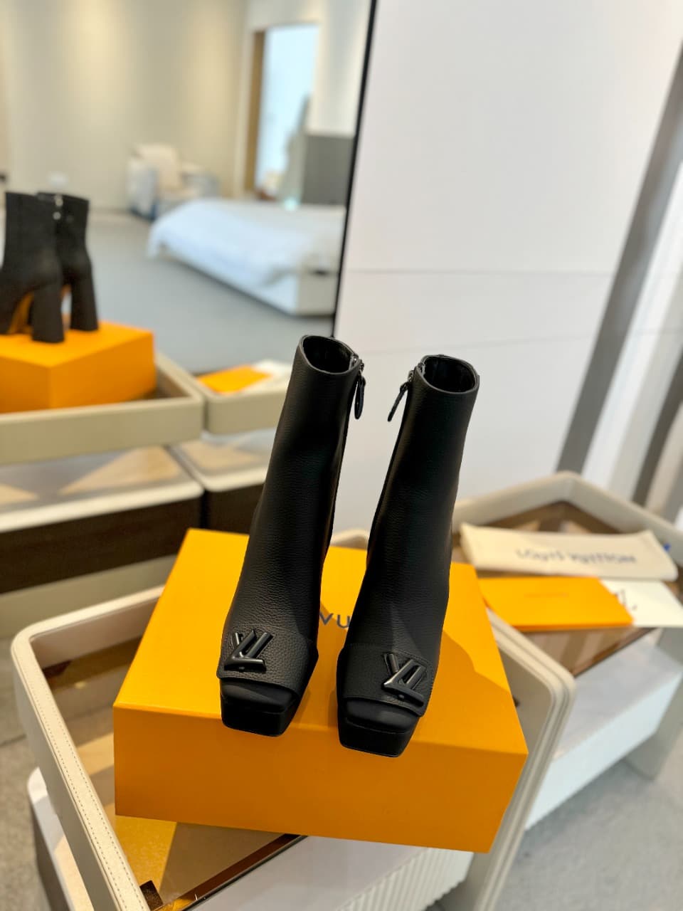 D9019 2026 – Latest Collection/Series. The latest official website collection features short boots with the model 6. These boots are updated in real time, have a perfect foot shape and heel buckle design. They feature LV-style buttons, a noble appearance, — image 3