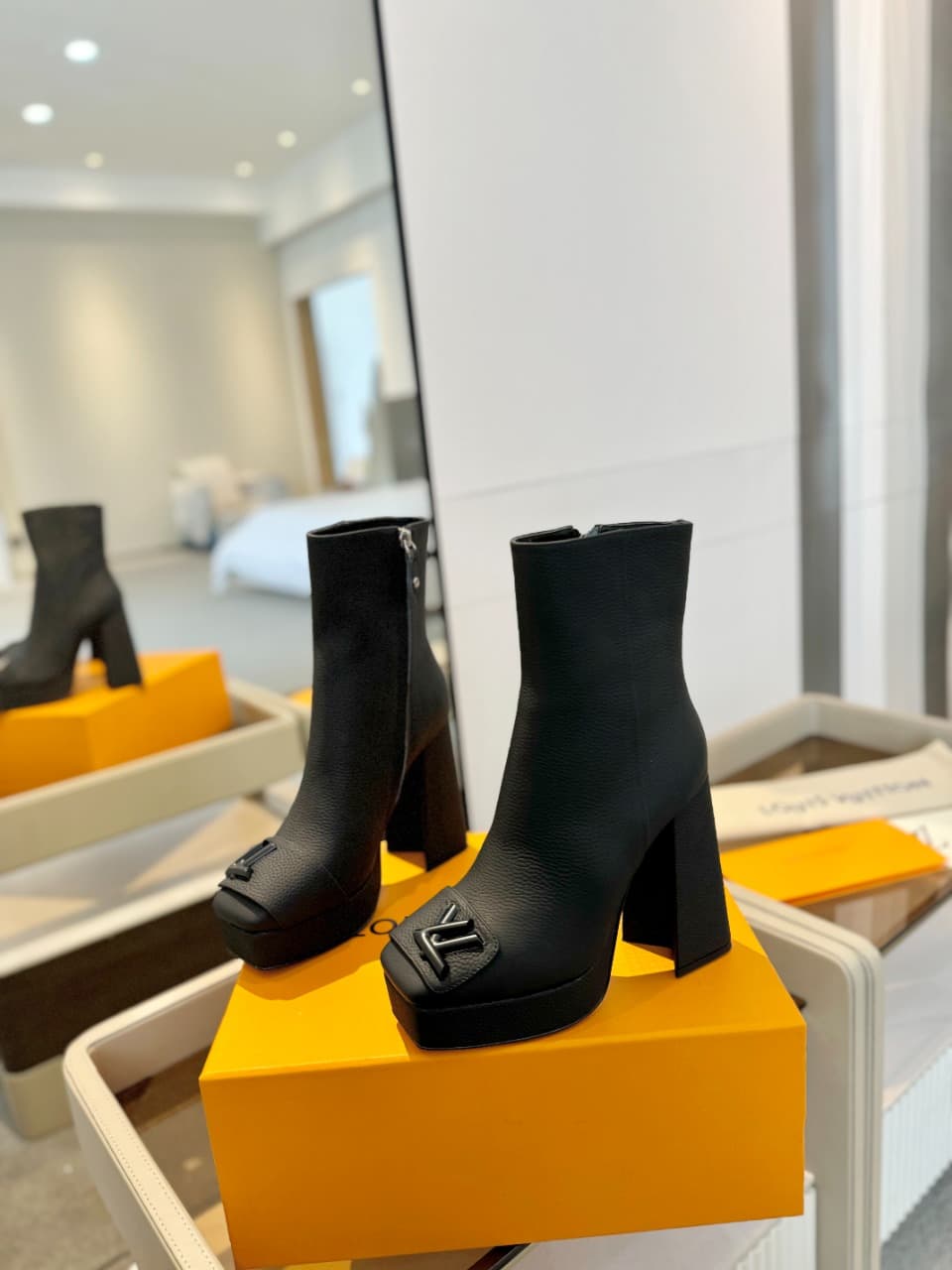 D9019 2026 – Latest Collection/Series. The latest official website collection features short boots with the model 6. These boots are updated in real time, have a perfect foot shape and heel buckle design. They feature LV-style buttons, a noble appearance, — image 4