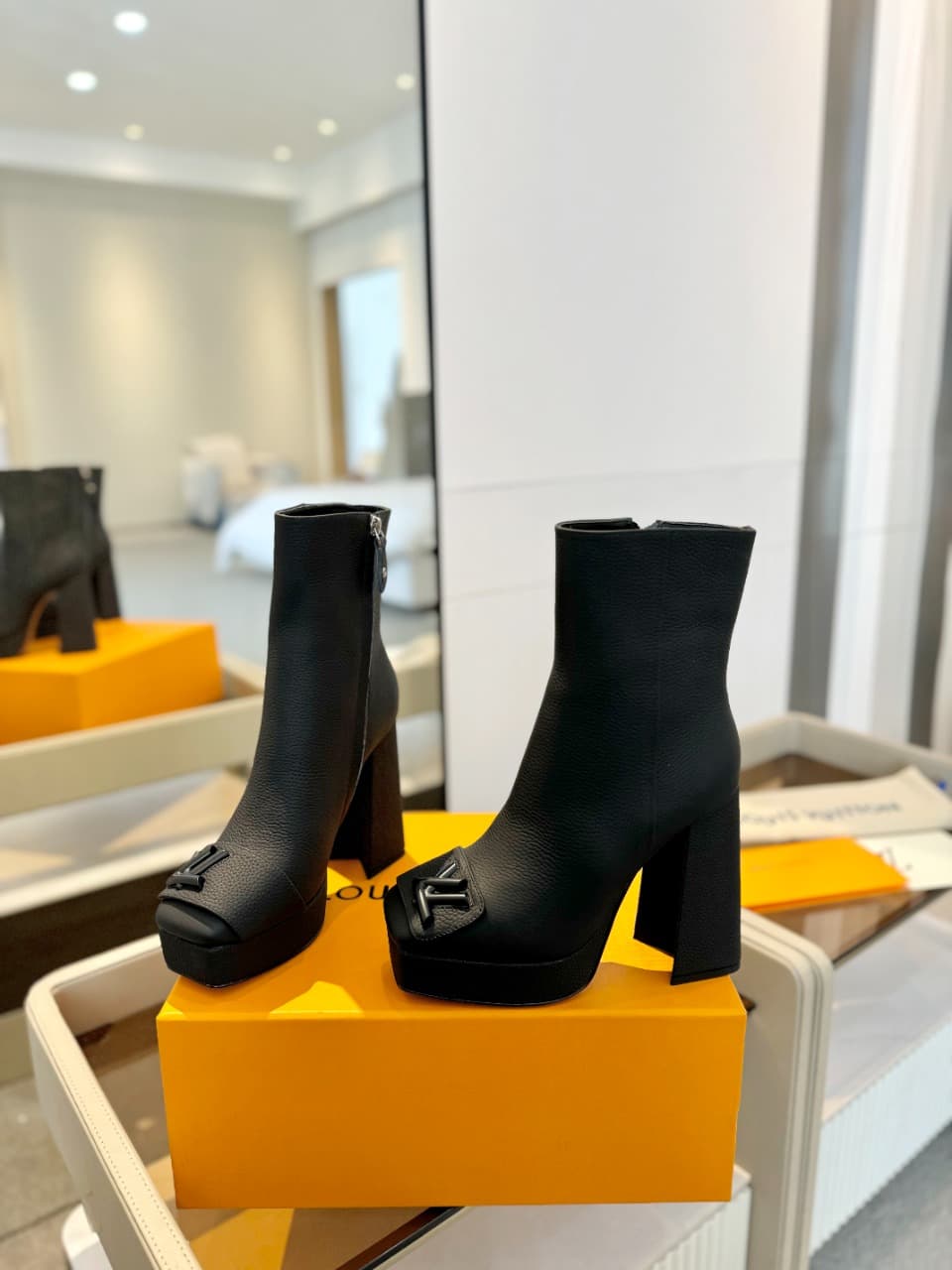 D9019 2026 – Latest Collection/Series. The latest official website collection features short boots with the model 6. These boots are updated in real time, have a perfect foot shape and heel buckle design. They feature LV-style buttons, a noble appearance, — image 5