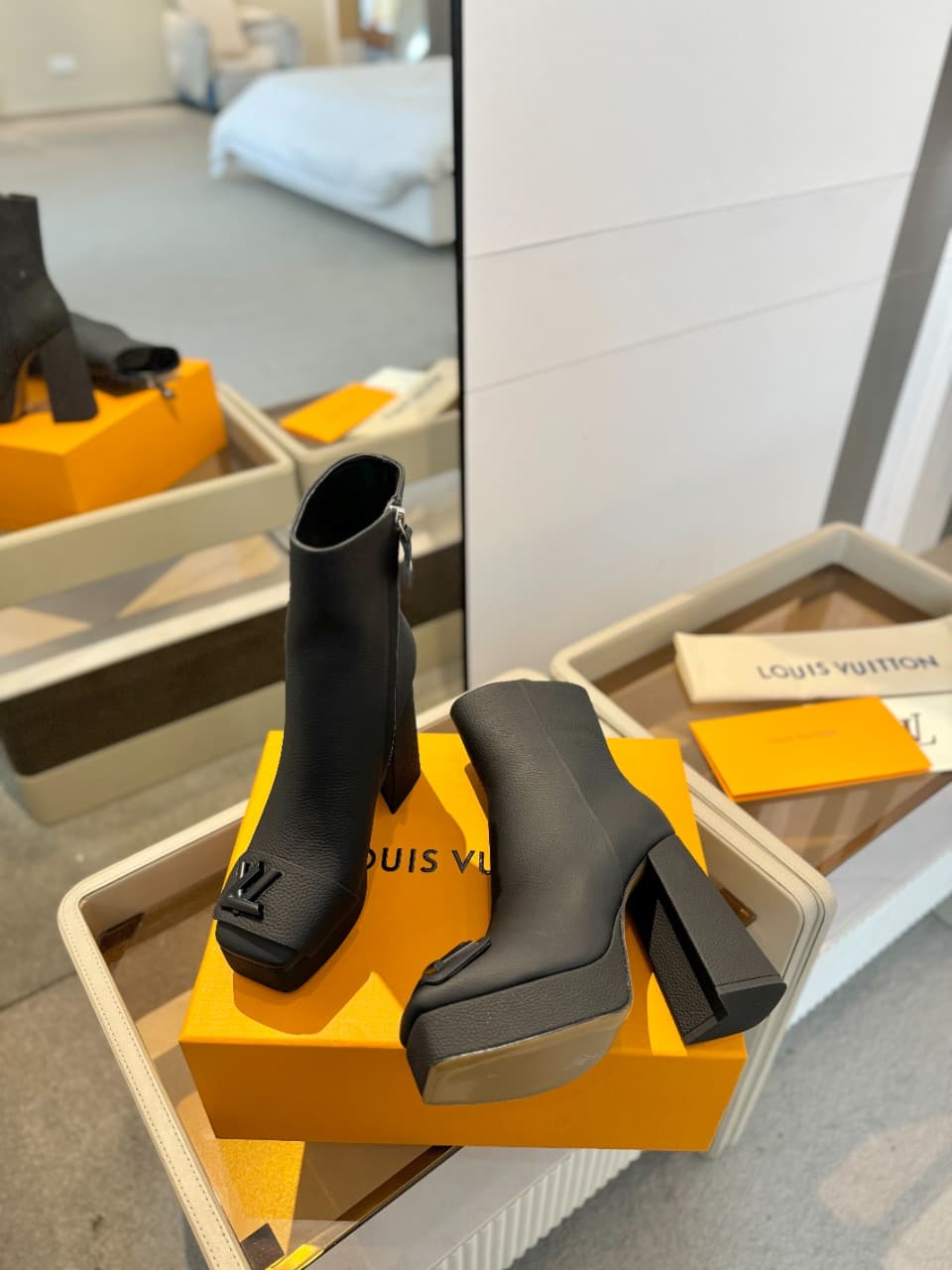D9019 2026 – Latest Collection/Series. The latest official website collection features short boots with the model 6. These boots are updated in real time, have a perfect foot shape and heel buckle design. They feature LV-style buttons, a noble appearance, — image 6