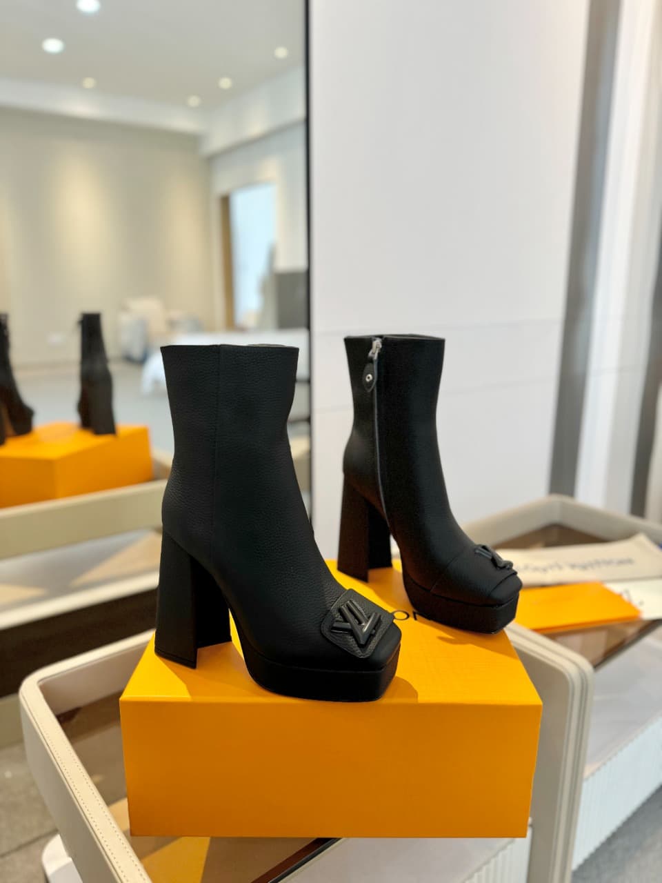 D9019 2026 – Latest Collection/Series. The latest official website collection features short boots with the model 6. These boots are updated in real time, have a perfect foot shape and heel buckle design. They feature LV-style buttons, a noble appearance, — image 2
