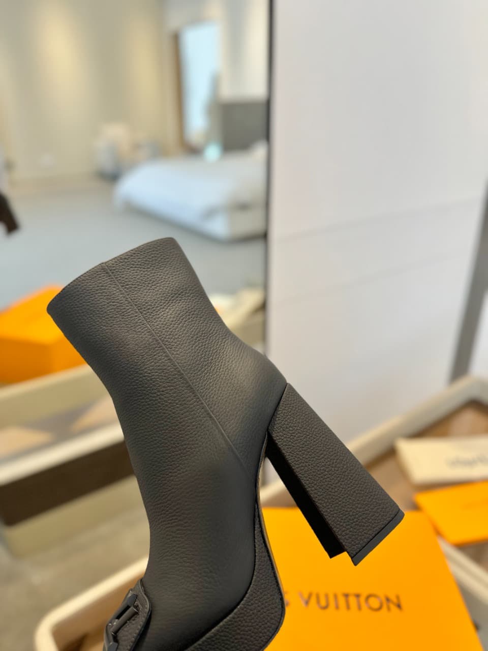 D9019 2026 – Latest Collection/Series. The latest official website collection features short boots with the model 6. These boots are updated in real time, have a perfect foot shape and heel buckle design. They feature LV-style buttons, a noble appearance, — image 8