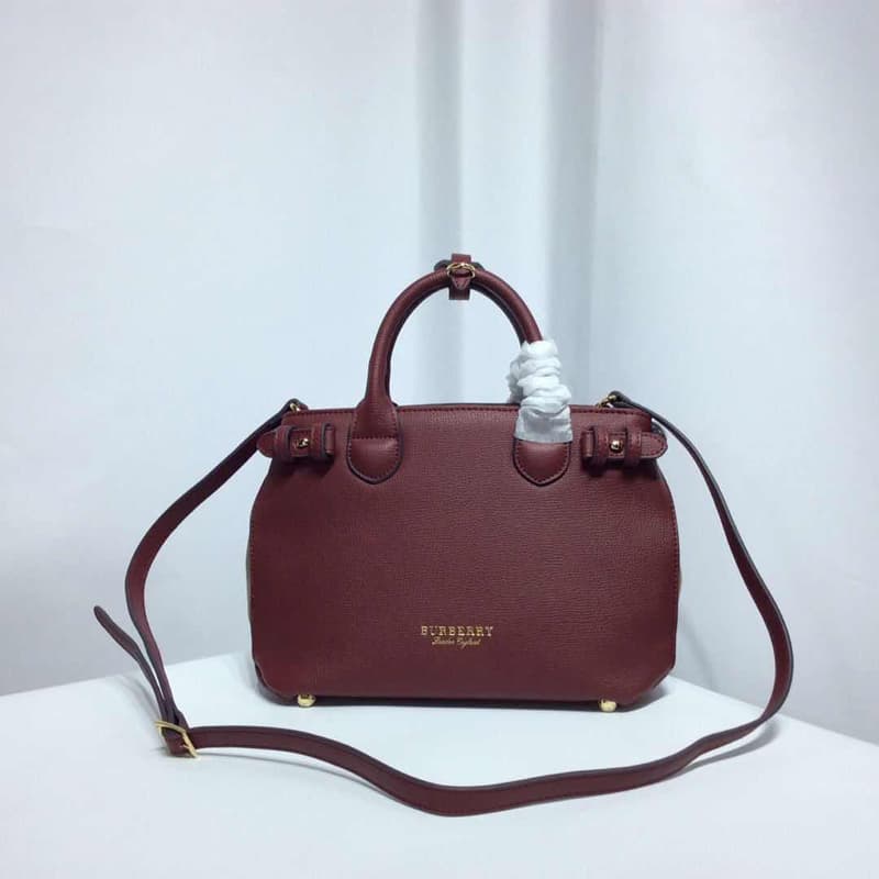 C136 Four seasons bestsellers🔥 Burberry’s iconic “The Banner” handbag, model number: 40126🇬🇧. Features classic British knitted patterns made of cotton, with original hardware✨ and luxurious suede leather🐂 produced by high-end Italian workshops. The design — image 1