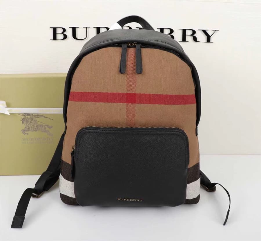 C4 New shipment! 350🐎🐎🐎 Burberry's "The Rucksack military backpack" is a key accessory at the fashion show🔮 Lightweight and waterproof, its soft casual shape can be traced back to the military accessories in the early 20th-century brand fashion archive 20