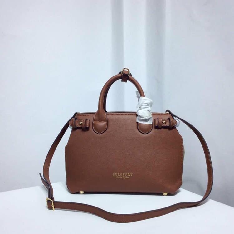 C138 Four seasons bestsellers🔥 Burberry’s iconic “The Banner” handbag, model number: 40126🇬🇧. Features classic British knitted pattern fabric, original hardware✨, and luxurious suede calfskin leather🐂 produced by a high-end Italian workshop. The design in — image 1