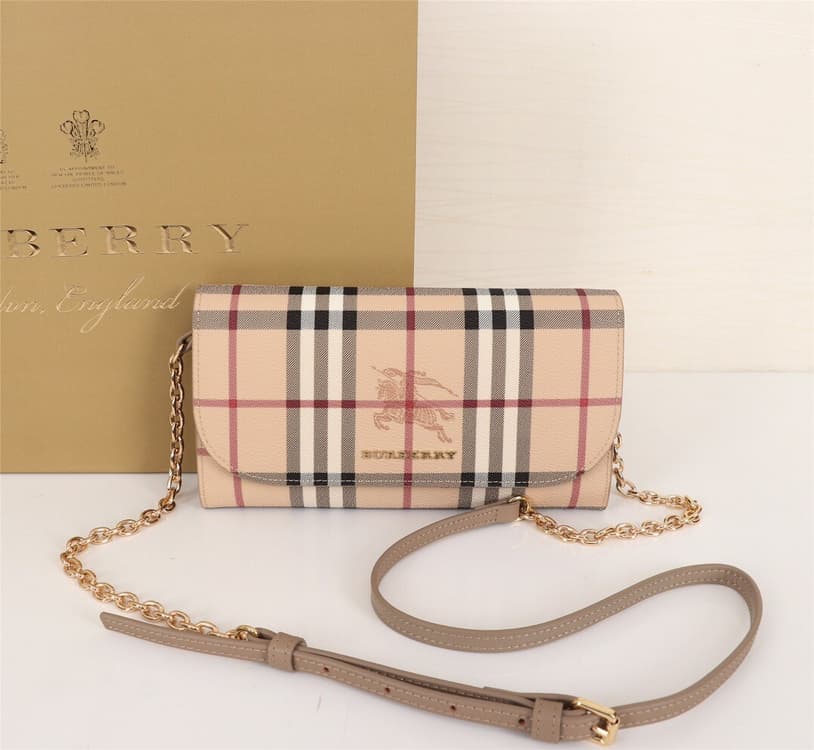 C61 🔥🔥B brand leather wallet with pockets; comes with a chain-shaped leather strap for the shoulder. This product can be used as a small handbag on its own, or as a wallet stored within a daily handbag. 👍 High-quality from the store, fine craftsmanship💋 P — image 1