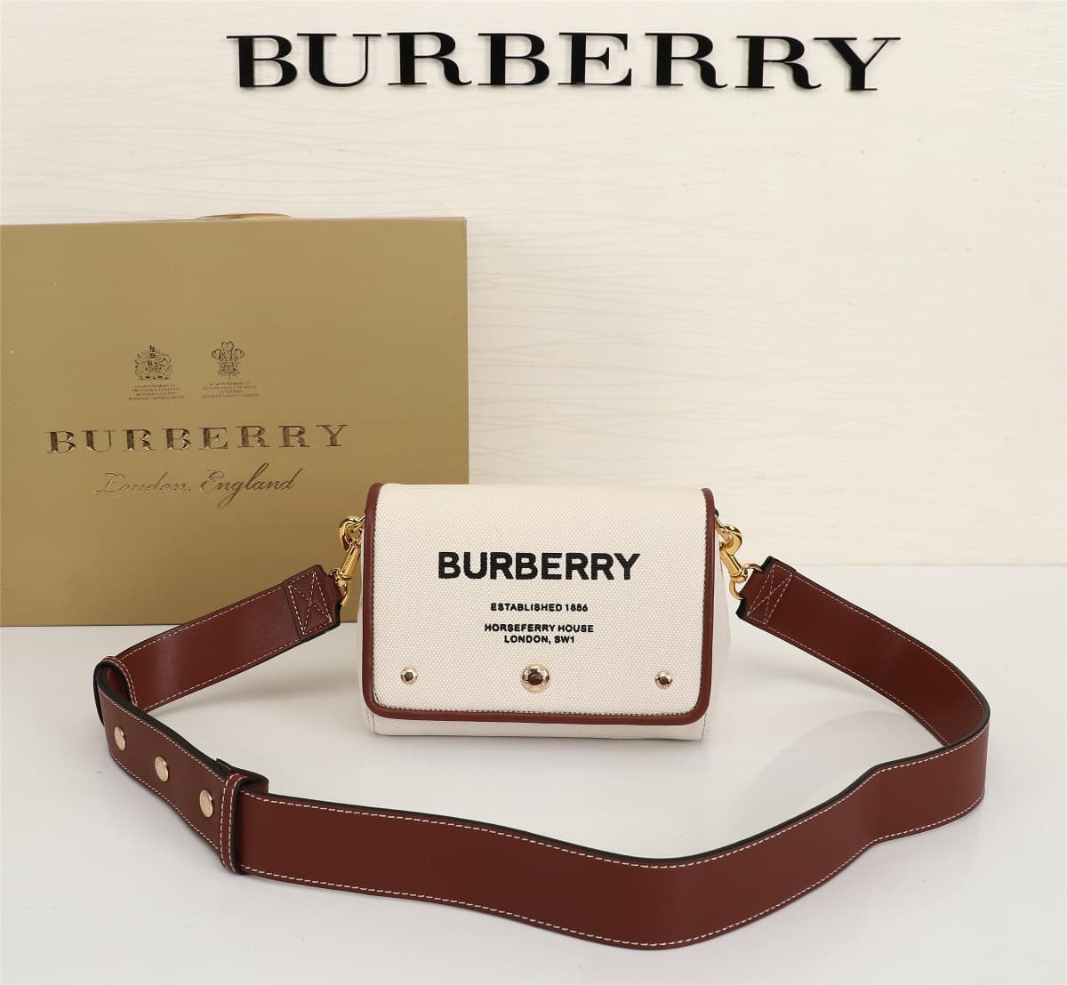 C140 🔥🔥 Barbour’s new stylish crossbody backpack – original quality! Made from high-quality cotton fabric, with exquisite leather details. Features the Horseferry brand logo and three rivets, allowing it to be worn as a crossbody bag or with the straps re — image 1