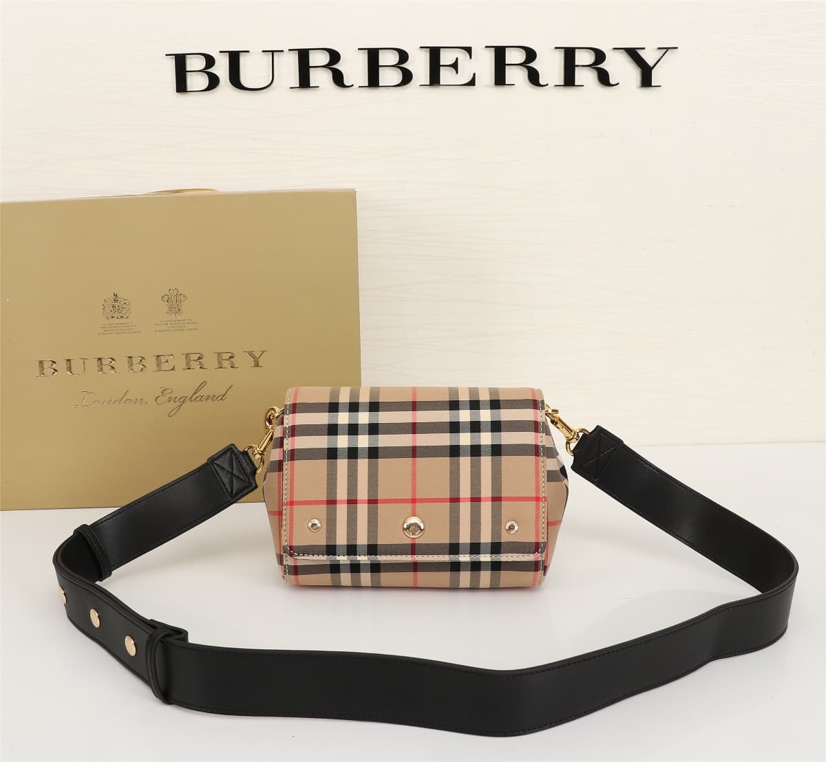 C139 🔥🔥 Barbour’s new, elegant crossbody backpack – original quality! Made from high-quality cotton canvas material, with beautiful leather details. It features the Horseferry logo and three rivets, allowing it to be worn as a crossbody bag or with the st — image 1