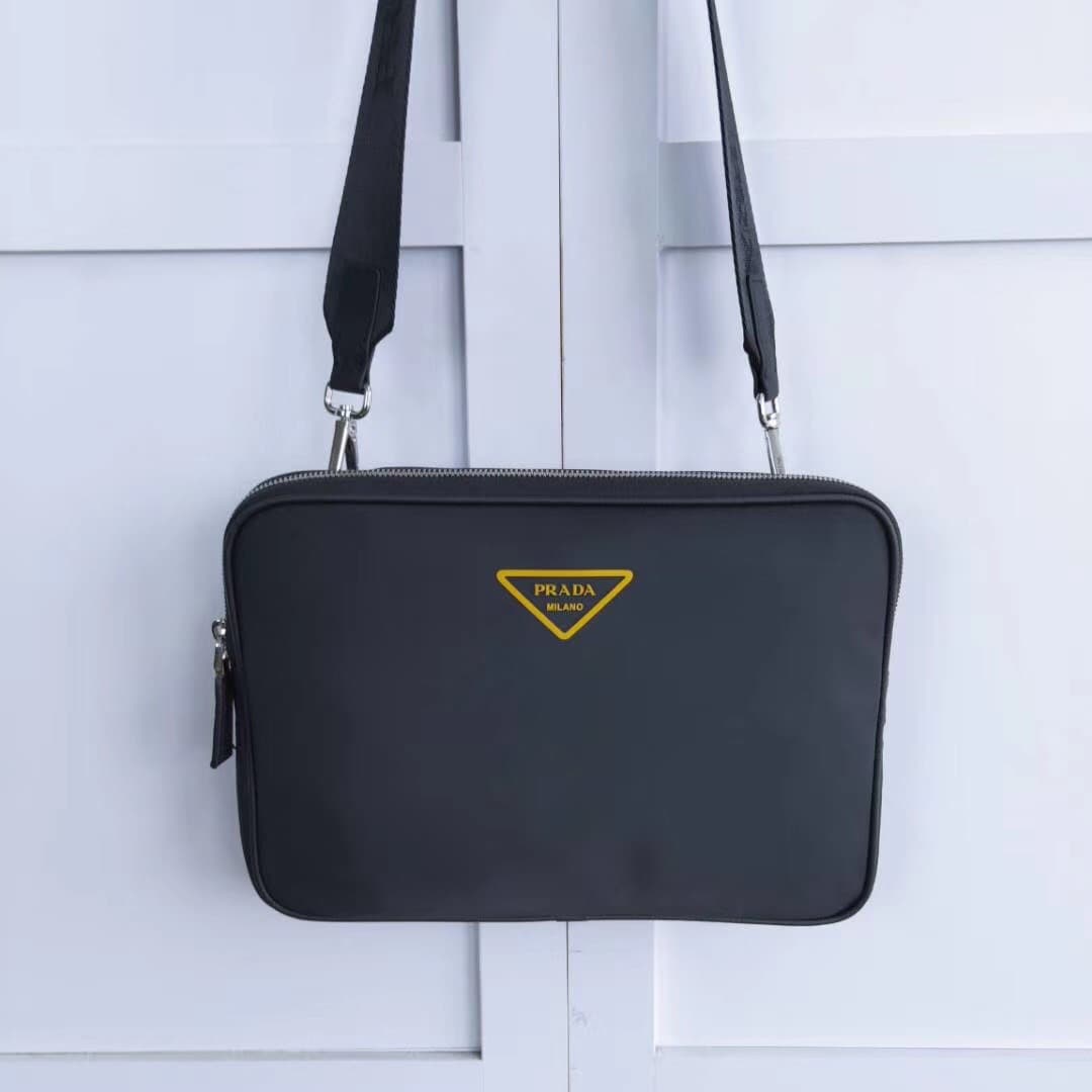 C7017 ((With the colorful box available at the store)🎉🎉 The latest 2VH116 three-in-one model 👏👏 is made of imported nylon material; it’s a popular product that online influencers always recommend 😘😘) 2023 — image 1