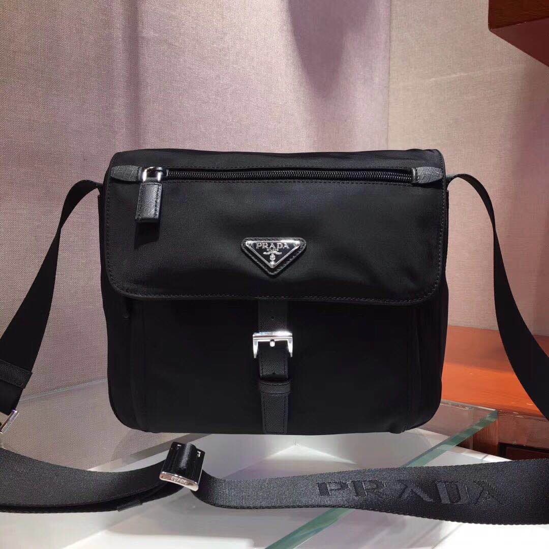 C6964 🆕🆕 Popular 1BD994 product – original style! 🤙🤙 Made with imported nylon material and Saffiano leather trim. Adjustable fabric straps, stainless steel accessories, triangular enamel logos on the sides. Zipper and buckle closure. Two outer pockets; on — image 1