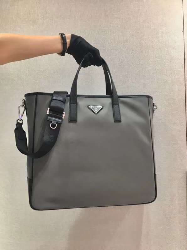 C6980 🎉Exclusive release🎉 2VG064, the latest shopping bag model of 2023 in 2024😘😘 This nylon tote bag features a minimalist design style, giving it a modern look. It’s made from imported nylon fabric combined with Saffiano cross-stitched leather. The bag — image 1
