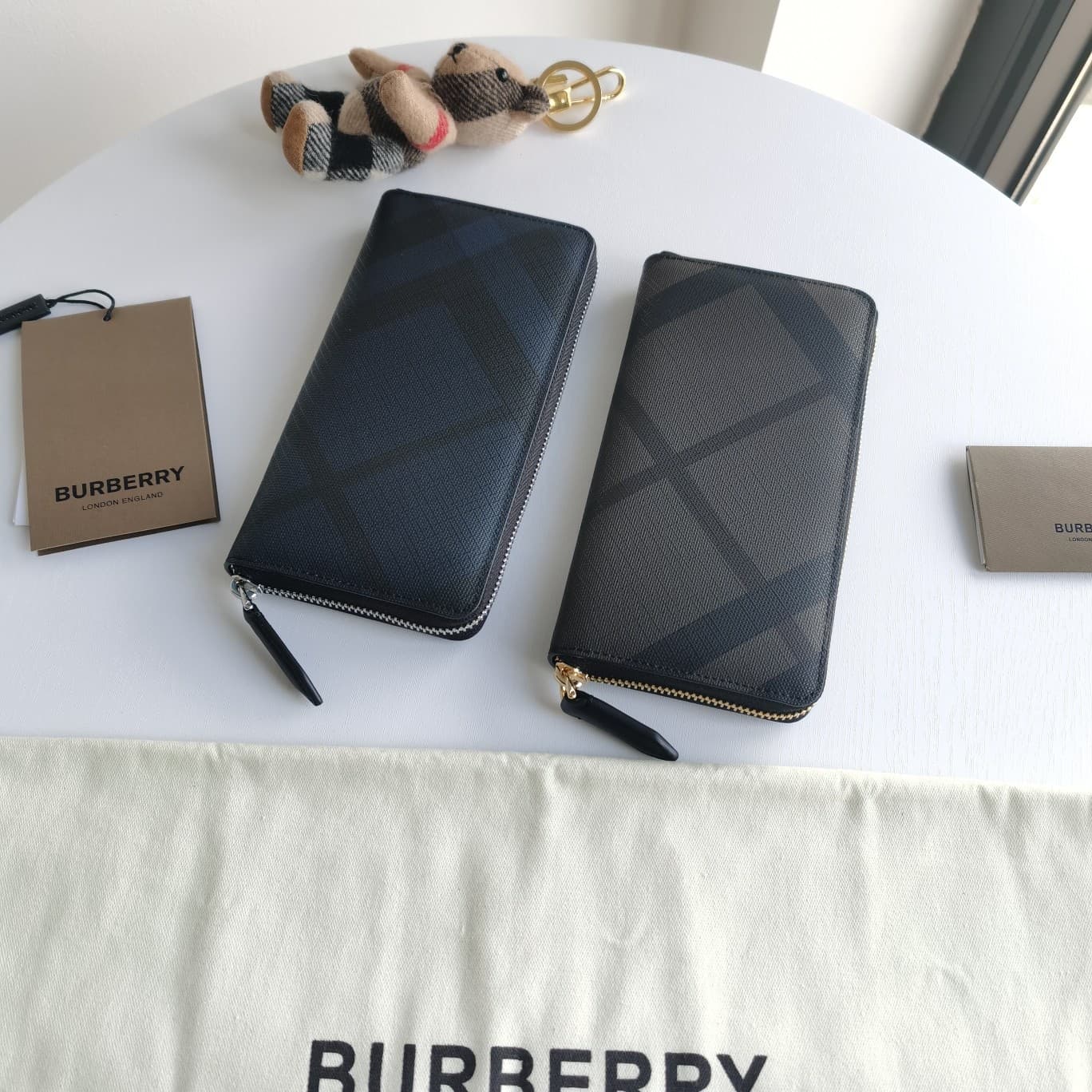 C153 Original Burberry wallets for men, small size wallets with original smoke-stained checkered PVC material and imported top-grade cowhide fabric. Features B-brand zipper; edges are smooth and well-polished. Size: 19-2.5-10 — image 1