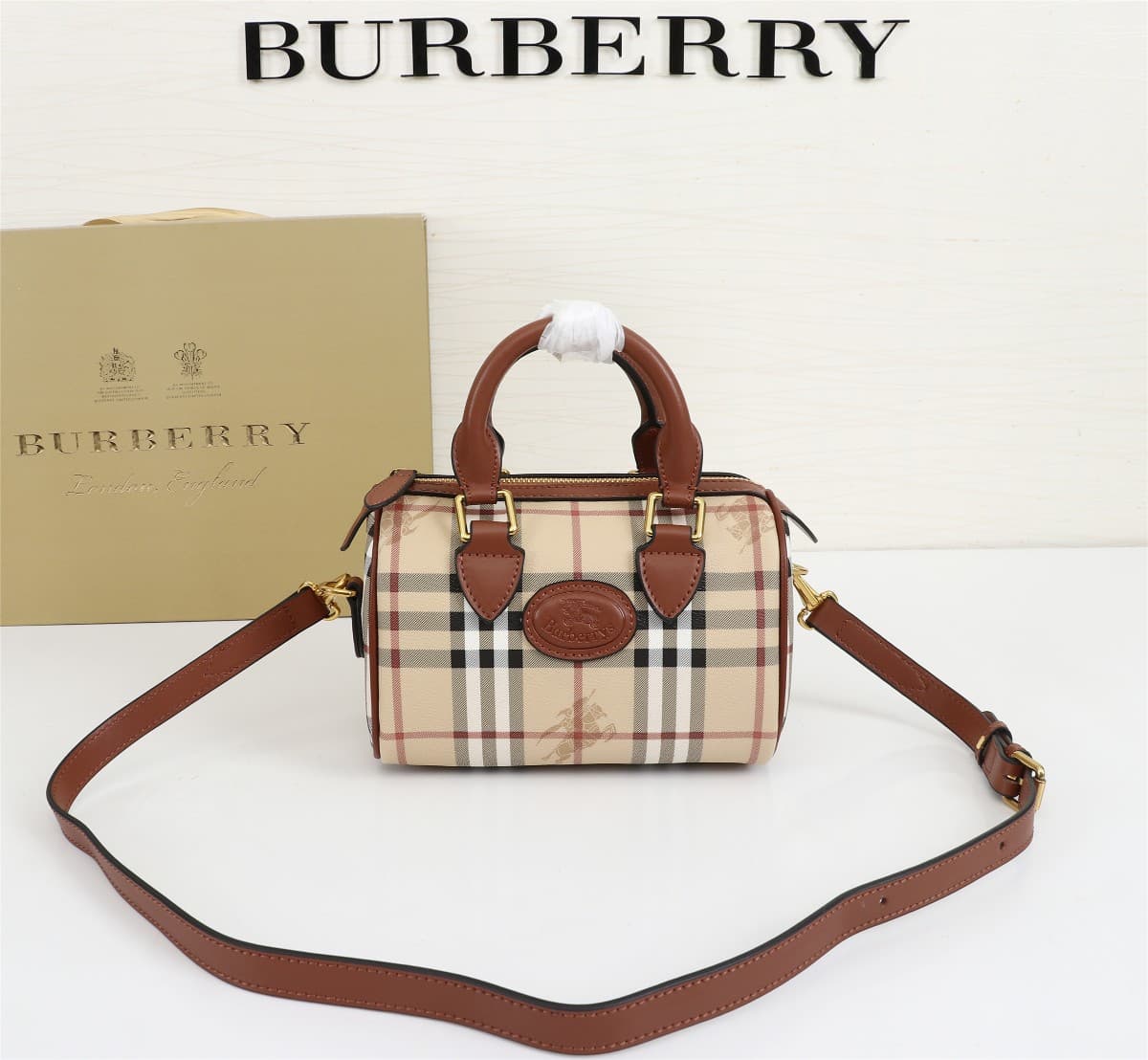C20 🔥🔥B brand Haymarket Check checked Barbour pillow bag full-grain leather 😄 top-grade polished hardware highly versatile highly functional size: 20cm14cm11cm, 1218 — image 1