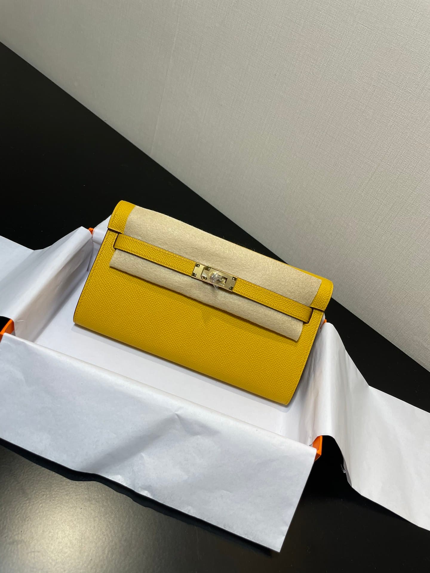 C4867 Kelly woc is a highly popular product; everyone will buy it. It’s practical and has many uses. See detailed images. Leather Epsom 【In stock】 (Dimensions: length 20.5, width 11x, thickness 2 cm) — image 1